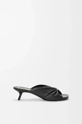 Zachte slippers met ‘Pebble’-motief van nappa-lamsleer