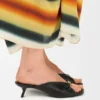Zachte slippers met ‘Pebble’-motief van nappa-lamsleer Zachte slippers met ‘Pebble’-motief van nappa-lamsleer