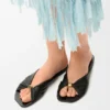 Zachte slippers met ‘Pebble’-motief van nappa-lamsleer Zachte slippers met ‘Pebble’-motief van nappa-lamsleer
