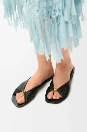 Zachte slippers met ‘Pebble’-motief van nappa-lamsleer
