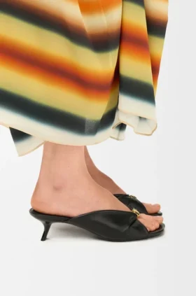 Zachte slippers met ‘Pebble’-motief van nappa-lamsleer