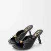 Zachte slippers met ‘Pebble’-motief van nappa-lamsleer Zachte slippers met ‘Pebble’-motief van nappa-lamsleer