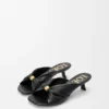 Zachte slippers met ‘Pebble’-motief van nappa-lamsleer Zachte slippers met ‘Pebble’-motief van nappa-lamsleer