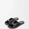 Zachte slippers met ‘Pebble’-motief van nappa-lamsleer Zachte slippers met ‘Pebble’-motief van nappa-lamsleer