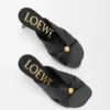 Zachte slippers met ‘Pebble’-motief van nappa-lamsleer Zachte slippers met ‘Pebble’-motief van nappa-lamsleer