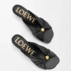 Zachte slippers met ‘Pebble’-motief van nappa-lamsleer Zachte slippers met ‘Pebble’-motief van nappa-lamsleer