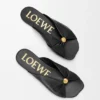 Zachte slippers met ‘Pebble’-motief van nappa-lamsleer Zachte slippers met ‘Pebble’-motief van nappa-lamsleer