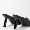Zachte slippers met ‘Pebble’-motief van nappa-lamsleer Zachte slippers met ‘Pebble’-motief van nappa-lamsleer