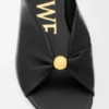 Zachte slippers met ‘Pebble’-motief van nappa-lamsleer Zachte slippers met ‘Pebble’-motief van nappa-lamsleer